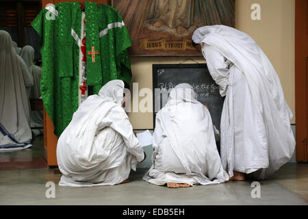 Suore della Congregazione delle Missionarie della Carità la preparazione per la preghiera nella Casa Madre, Calcutta, India Foto Stock