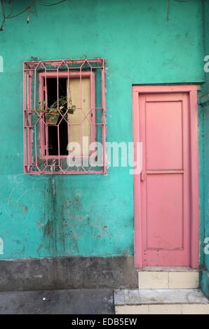 Coloratissima casa indiana. Bright Green building in Kolkata, West Bengal, India nel febbraio 07, 2014. Foto Stock