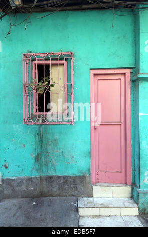 Coloratissima casa indiana. Bright Green building in Kolkata, West Bengal, India nel febbraio 07, 2014. Foto Stock