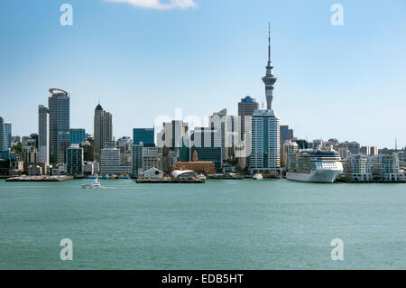 Panorama della città di Auckland, Nuova Zelanda guardando a sud attraverso il porto Waitemata dal North Shore Foto Stock