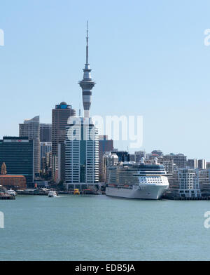 Panorama della città di Auckland, Nuova Zelanda guardando a sud attraverso il porto Waitemata dal North Shore Foto Stock