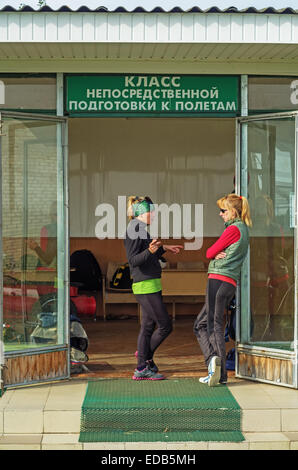 Paracadutisti - 2014. Paracadutisti vicino a una classe di educativo in aeroporto. Foto Stock