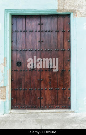 Gli elementi architettonici a l'Avana Vecchia. La porta di legno con ghisa metallo texture di lavoro Foto Stock