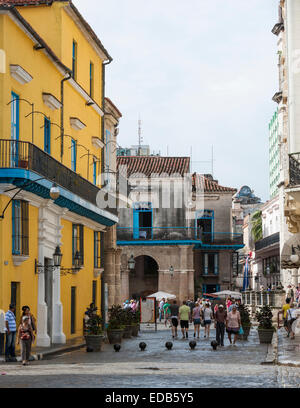 La vita quotidiana sulle strade della vecchia Havana, Cuba vicino a Plaza Vieja Foto Stock