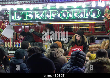 Persone in fila per acquistare panini da una barra del carrello Foto Stock