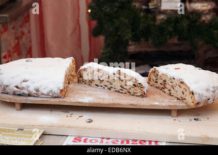 Il Natale lo Stollen sul Mercatino di Natale di Dresda, Germania - Dolce tradizionale pane di frutta con zucchero a velo Foto Stock