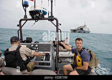 US Navy marinai del programma Littoral Combat Ship USS Fort Worth per preparare il lancio di un pesce di traino laterali di scansione il sistema sonar a scafo rigido barca gonfiabile per assistere nel posizionamento dei mancanti volo AirAsia QZ 8501 4 gennaio 2015 nel mare di Giava. Foto Stock