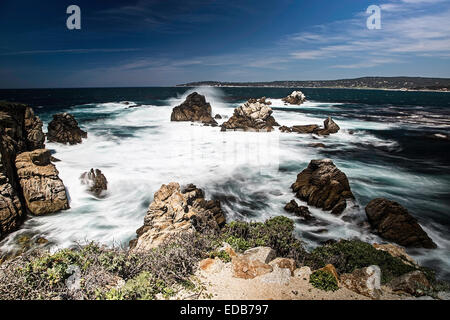 Bellissimo paesaggio marino di onde che si infrangono sulla riva a Pt. Lobos, Carmel California. Foto Stock