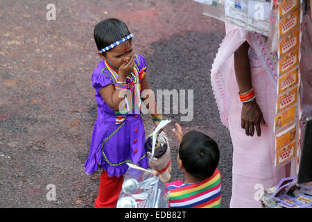 I turisti ed i visitatori di famosi Kalighat Kali Temple hanno resto vicino al santuario il 10 febbraio 2014 in Kolkata Foto Stock