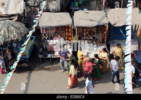 I turisti ed i visitatori di famosi Kalighat Kali Temple hanno resto vicino al santuario il 10 febbraio 2014 in Kolkata Foto Stock