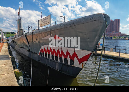 Basso Angolo di visione di un sommergibile a un molo, USS Torsk,sommergibile Memorial, il Porto Interno di Baltimore, Maryland, Stati Uniti d'America Foto Stock
