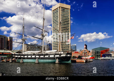 Basso angolo vista della USS Constellation vascello storico, Porto Interno di Baltimore, Maryland Foto Stock