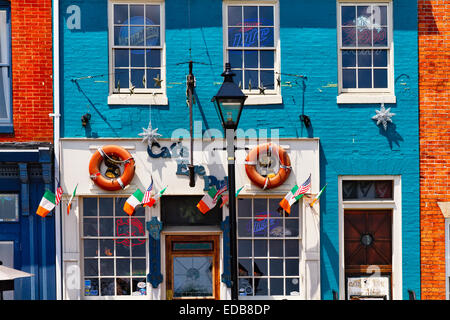 Pub colorati davanti a cadde il Punto , Baltimora, Maryland Foto Stock