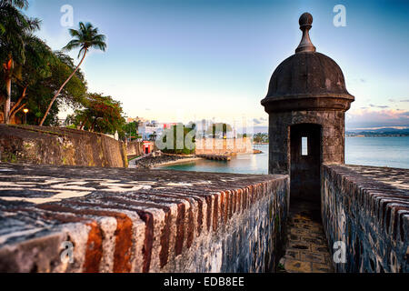 Angolo di alta vista delle mura della città e la Porta di San Juan Vecchia con una sentinella Post, Puerto Rico Foto Stock