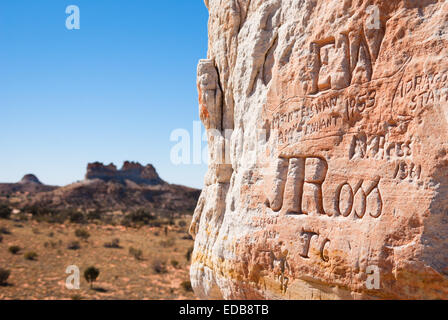 Incisioni storiche dai primi esploratori sul pilastro camere in outback Australia Foto Stock