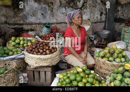 Venditori di frutta in Badung il mercato tradizionale, Denpasar, Bali. Badung il mercato è il più grande mercato tradizionale di Bali. Foto Stock