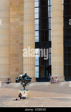 Turisti che si siedono sui gradini rocciosi, Philadelphia Museum of Art, Philadelphia, Pennsylvania Foto Stock