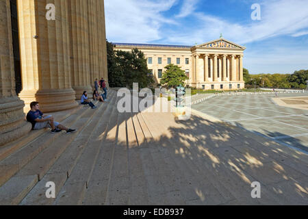 Seduta sui gradini rocciosi, Philadelphia Museum of Art, Philadelphia, Pennsylvania Foto Stock