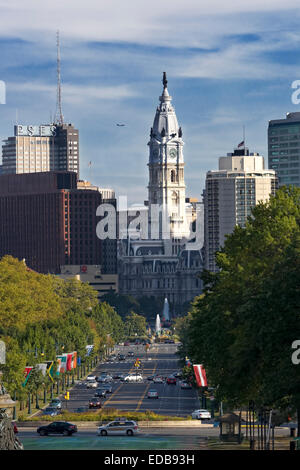 Guardando verso il basso il Ben Franklin Parkway a City Hall, Philadelphia, Pennsylvania Foto Stock