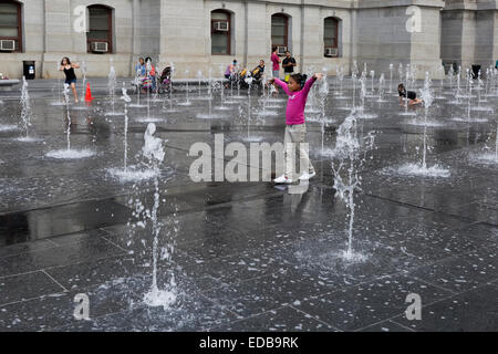 Bambini che giocano nella fontana di fronte al Municipio, Philadelphia, Pennsylvania Foto Stock
