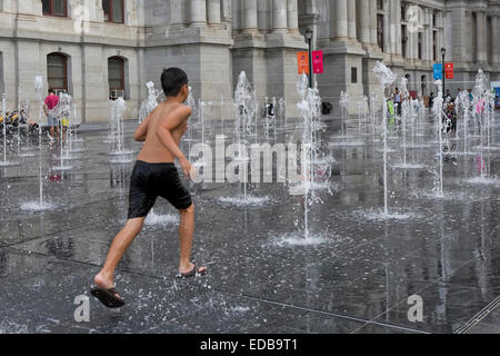 Bambini che giocano nella fontana di fronte al Municipio, Philadelphia, Pennsylvania Foto Stock