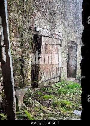 Il vecchio fienile porta su una fattoria in Brecon Beacons, zone rurali del Galles. Foto Stock