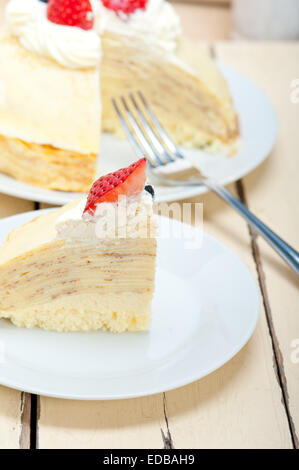 Crêpe pancake la torta con panna montata e fragola sulla parte superiore Foto Stock