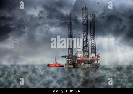 Piattaforma petrolifera in mare su un nuvoloso scuro cielo drammatico. Foto Stock