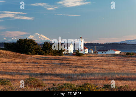 Punto Faro di Wilson e nevoso Mount Baker a sunrise, Fort operaio del Parco Statale di Port Townsend, Jefferson County, Washington Foto Stock