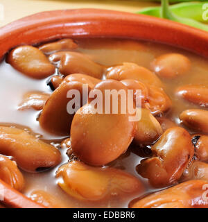 Primo piano di un vaso di terracotta con ampia stufato di fagioli Foto Stock
