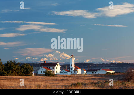 Punto Faro di Wilson e nevoso Mount Baker a sunrise, Fort operaio del Parco Statale di Port Townsend, Jefferson County, Washington Foto Stock