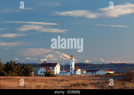 Punto Faro di Wilson e nevoso Mount Baker a sunrise, Fort operaio del Parco Statale di Port Townsend, Jefferson County, Washington Foto Stock