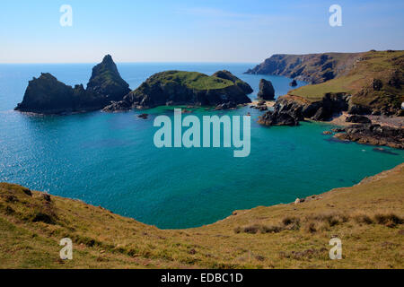 Kynance Cove La Lucertola vicino a Helston Cornwall Inghilterra Regno unito su una bella e soleggiata giornata estiva con il blu del cielo e del mare Foto Stock