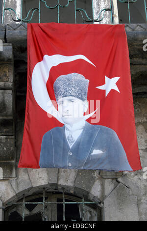 Bandiera turca con l'immagine di Mustafa Kemal Atatürk, Turchia Foto Stock