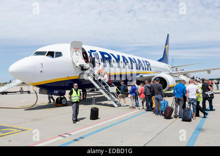 I passeggeri di salire a bordo del Boeing 737-800 della compagnia aerea low-cost Ryanair a Frankfurt-Hahn, aeroporto Hahn Airport vicino a Simmern Foto Stock