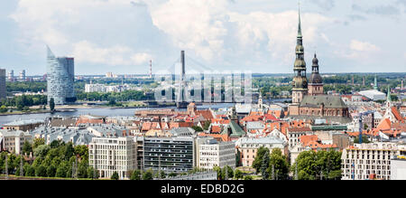 Il centro storico con la Chiesa di San Pietro, cattedrale, Vanšu-ponte e alto edificio di Swedbank, Riga, Lettonia Foto Stock