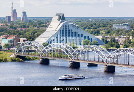 Biblioteca nazionale della Lettonia e il ponte ferroviario, Dzelzceļa si inclina, oltre il fiume Daugava o Western Dvina, Riga, Lettonia Foto Stock