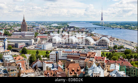 Vista dalla chiesa di San Pietro sul centro storico di Riga Central Market, Accademia delle Scienze, la Torre della TV e la Daugava Foto Stock