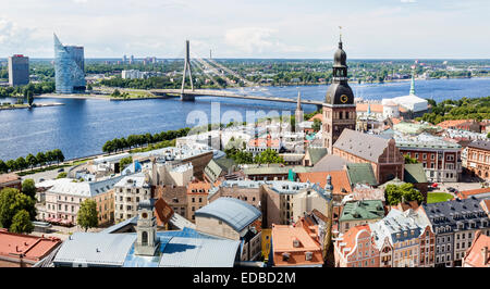 Il centro storico con la Cattedrale di Riga, Vanšu-ponte e alto edificio di Swedbank e il fiume Daugava o Western Dvina Foto Stock