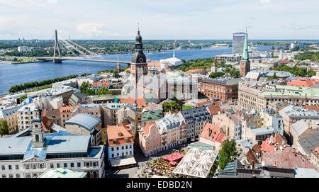 Il centro storico con la Cattedrale di Riga, Ponte Vanšu e il fiume Daugava o Western Dvina, Riga, Lettonia Foto Stock