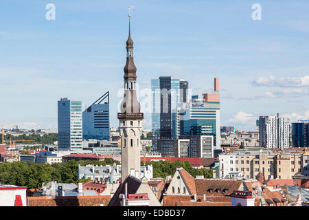 Vista dalla collina di Toompea sulla parte inferiore della città, la città vecchia con il Municipio e il distretto finanziario, Tallinn, Estonia Foto Stock