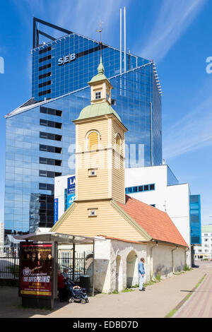 Chiesa in legno di fronte all edificio moderno di SEB Bank nel quartiere finanziario e degli affari, Tallinn, Estonia Foto Stock