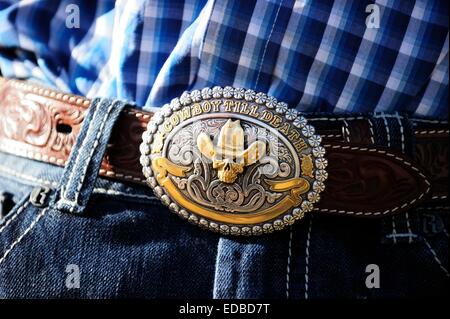 Cowboy fibbia di cintura con la scritta "Cowboy fino alla morte", provincia di Saskatchewan, Canada Foto Stock