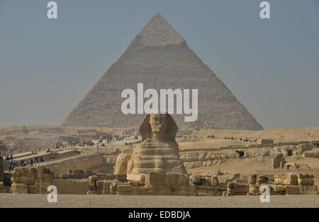 Sphinx o la Grande Sfinge di Giza, Lion con una testa umana, costruita nel IV dinastia egizia intorno 2700 BC, nella parte anteriore del Foto Stock