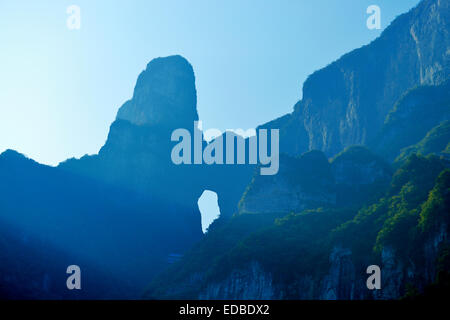 Heaven's Gate, Tianmen Grotta, il più grande del mondo di acqua naturale grotta eroso, Tianmen National Park, nella provincia del Hunan, Cina Foto Stock