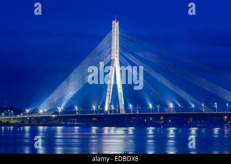 Ponte Vanšu, cavo-alloggiato bridge, crepuscolo, blu ora, oltre il fiume Daugava o Western Dvina, Riga, Lettonia Foto Stock