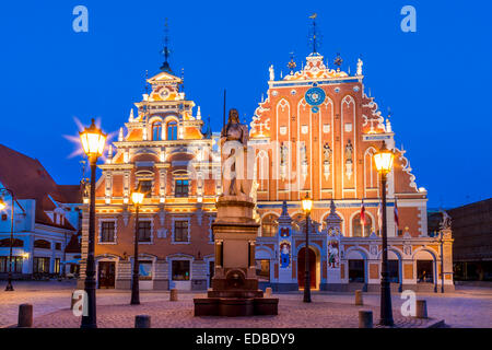 Casa delle Teste Nere nella piazza del Municipio, il centro storico, blu ora, crepuscolo, Sito Patrimonio Mondiale dell'UNESCO, Riga, Lettonia Foto Stock