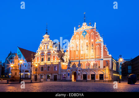 Casa delle Teste Nere nella piazza del Municipio, il centro storico, blu ora, crepuscolo, Sito Patrimonio Mondiale dell'UNESCO, Riga, Lettonia Foto Stock