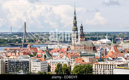 Il centro storico con la Chiesa di San Pietro, cattedrale, Vanšu-Bridge, Riga, Lettonia Foto Stock