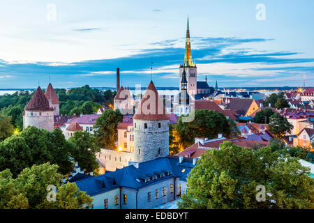 Vista dalla collina di Toompea sulla parte inferiore della città, la città vecchia con la San dell'Olaf o chiesa di Oleviste kirik e le torri della parete della città Foto Stock